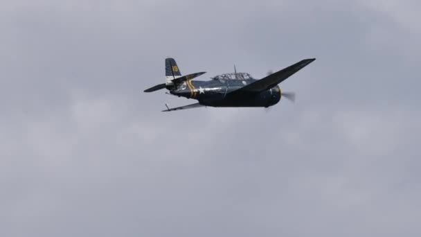 Aviones militares de la Segunda Guerra Mundial vuelan en un cielo gris con mal tiempo — Vídeos de Stock
