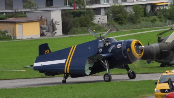 Historische marine gevechtsvliegtuigen taxiën met de vleugels gevouwen langs de romp — Stockvideo
