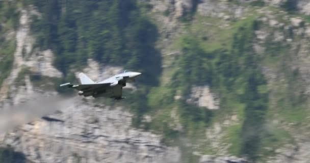 Eurofighter Typhoon van de Duitse Luchtmacht, Luftwaffe, hoge snelheid lage pas — Stockvideo