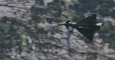 Savaş uçağı tam gaz geri tepmeli bir dönüş yapacak ve dağa yaklaşacak.