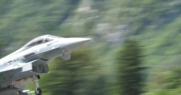 Eurofighter Typhoon van de Duitse Luchtmacht stijgt op met volledige Afterburner — Stockvideo