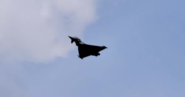 Eurofighter Typhoon från tyska flygvapnet, Luftwaffe, flyger i blå himmel — Stockvideo