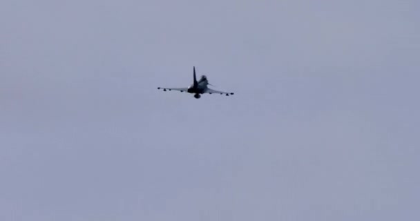 Avión de reacción militar en vuelo en un cielo gris con mal tiempo — Vídeo de stock