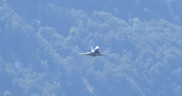 Militära stridsflygplan hög hastighet låg höjd passera i en alpin dal — Stockvideo