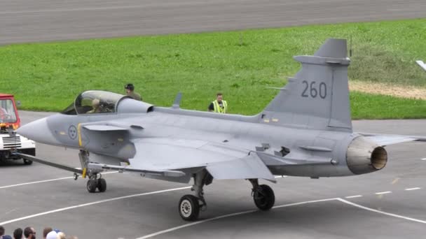 Saab JAS 39 Gripen da Força Aérea Sueca voltou para o estacionamento — Vídeo de Stock