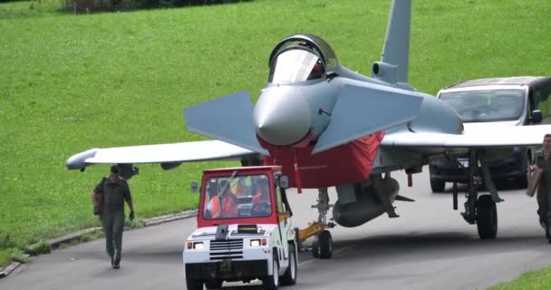 Moderner militärischer Kampfjet von einem Traktor gezogen — Stockvideo