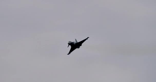 Militär stridsflygplan utför låg höjd höghastighetspass och klättrar vertikalt — Stockvideo