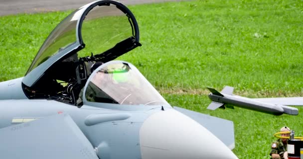 Canopy de um avião de combate militar moderno abre para deixar o piloto para baixo após o desembarque — Vídeo de Stock