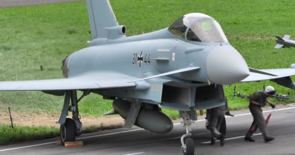 Close-up view of mechanics preparing a military fighter jet for flight — Stock Video