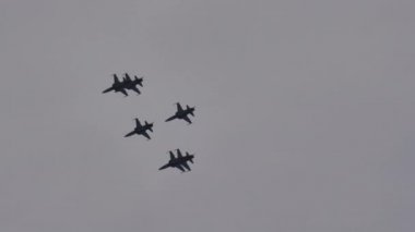 Takım çalışmasına mükemmel bir örnek: uçuşta altı savaş jeti dar bir formasyon.