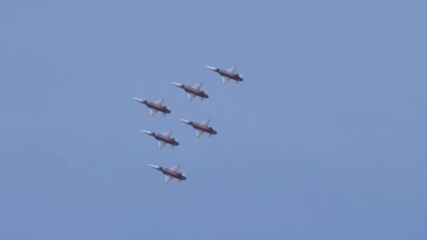 Equipo acrobático con seis aviones de combate volando en formación de flechas — Vídeo de stock