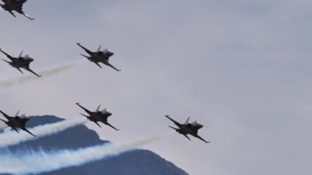 Στενή άποψη μαχητικού αεροσκάφους σε στενό σχηματισμό — Αρχείο Βίντεο