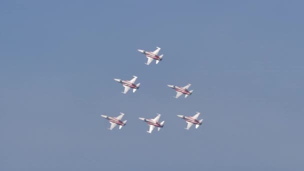 Шесть истребителей со швейцарской краской под флагом в узком строю — стоковое видео