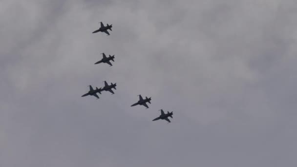 Team av vältränade militära piloter flyga jetplan i nära formation — Stockvideo