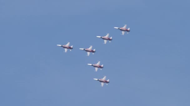 Aviones de combate en formación. La confianza y la formación son habilidades de equipo obligatorias — Vídeo de stock