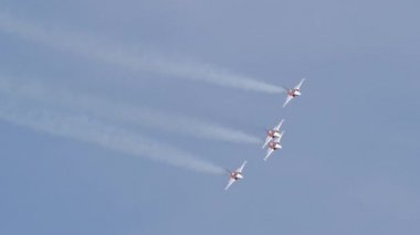 Uçuşta dört savaş uçağının oluşması beceri ve güven gerektirir.