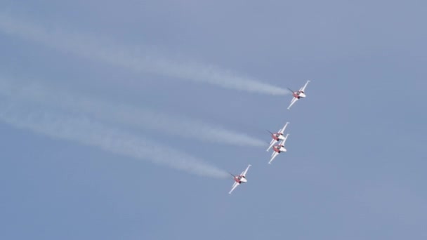 Vorming van vier gevechtsvliegtuigen in de lucht die behoefte hebben aan vaardigheidstraining en vertrouwen — Stockvideo