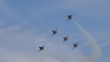 Aerobatik takım manevralarında hassasiyet, güvenlik ve mükemmellik. 