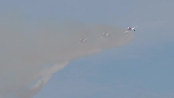 Военные самолеты летят в формировании стрел с белыми тропами — стоковое видео