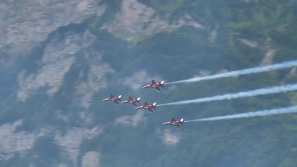Formation of combat jet aircrafts do a high speed low altitude pass — Stock Video