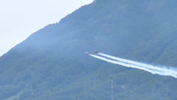 Two Northrop F-5E Tiger fighter jets in mirror flight like the Top Gun scene — Stock Video