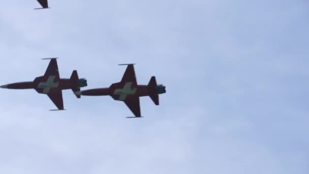 Formação de aviões militares com a bandeira vermelha e branca suíça pintada — Vídeo de Stock