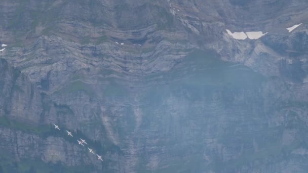 Patrouille Suisse akrobatik takımı kuğu düzeninde. — Stok video