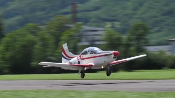 Turboprop tandem säte utbildning flygplan lyfter i solig dag — Stockvideo