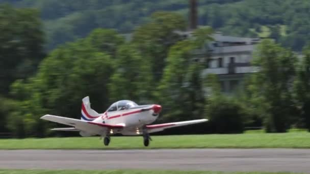 Close-up zicht op een militair propeller training vliegtuig opstijgen — Stockvideo