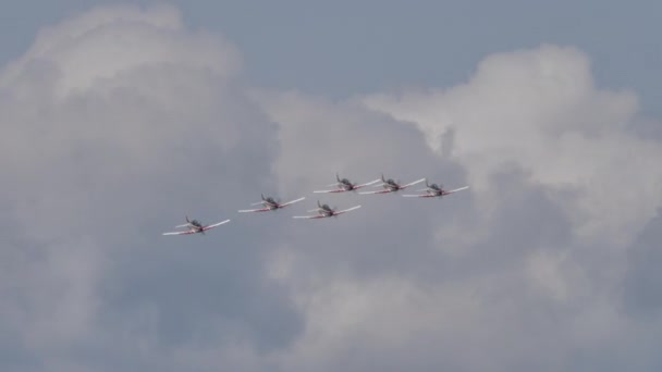 Sex militära flygplan flyger i nära pyramidformation i den blå himlen — Stockvideo