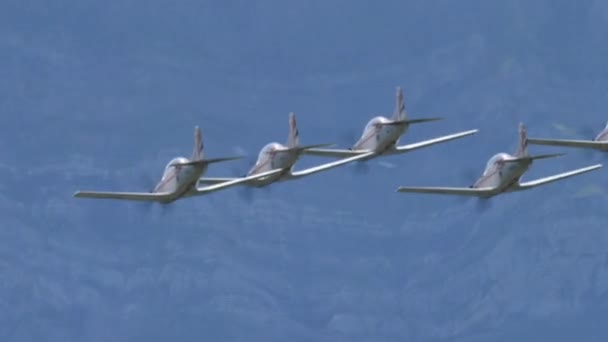 Vue rapprochée de l'arrière de six avions militaires volant en formation rapprochée — Video