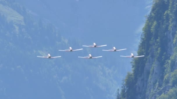 Šest vojenských vrtulových letadel létajících v těsné pyramidové formaci v horách — Stock video