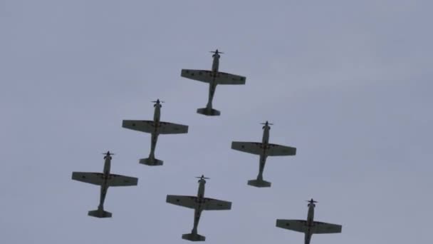 由六架军用螺旋桨飞机组成的编队进行环路飞行 — 图库视频影像