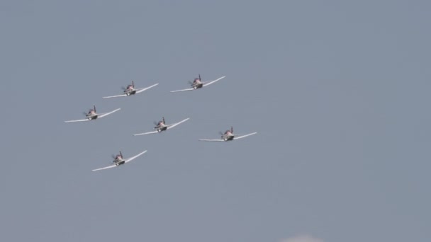 Perfekt lagarbete, militär flygplansbyte formation under flygning — Stockvideo