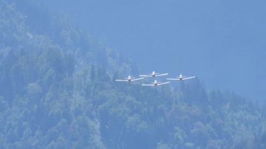 Dört Pilatus PC-9 turboprop eğitimi askeri uçaklar elmas formasyonunda uçar