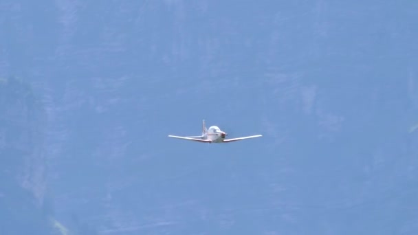 Avion hélice aux couleurs rouge et blanc du drapeau croate vole à grande vitesse — Video