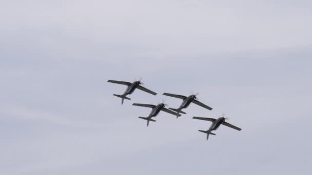 Formação de diamante de quatro aeronaves aeróbicas a hélice em voo invertido — Vídeo de Stock