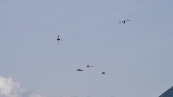Bildande av sex Pilatus PC-9 där de två utomstående utför en dubbel rulle — Stockvideo