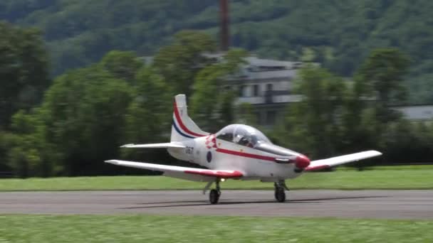 L'avion à turbopropulseurs d'entraînement militaire ralentit sur piste après l'atterrissage — Video