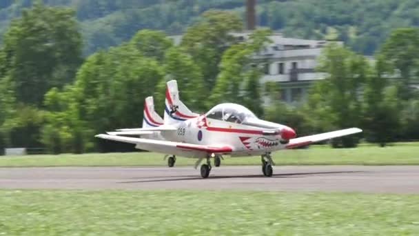 在跑道上对悬挂克罗地亚国旗的白色和红色飞机进行特写 — 图库视频影像