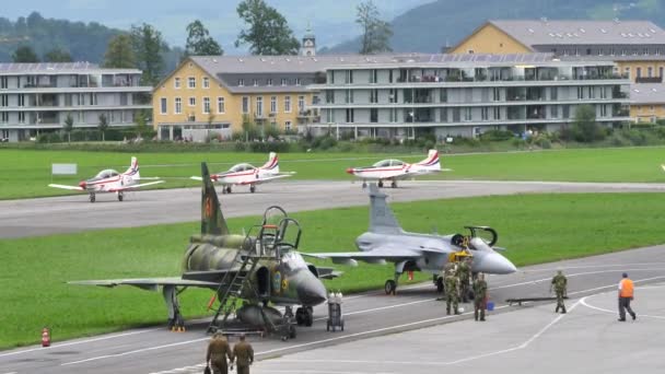 Três Pilatus PC-9Ms táxi para a pista e prepare-se para decolar — Vídeo de Stock