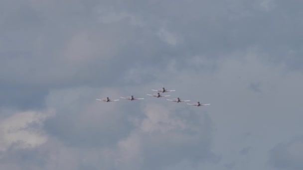 Pilatus PC-9M flyga i formation, ett exempel på förtroende, utbildning och perfekt lagarbete — Stockvideo