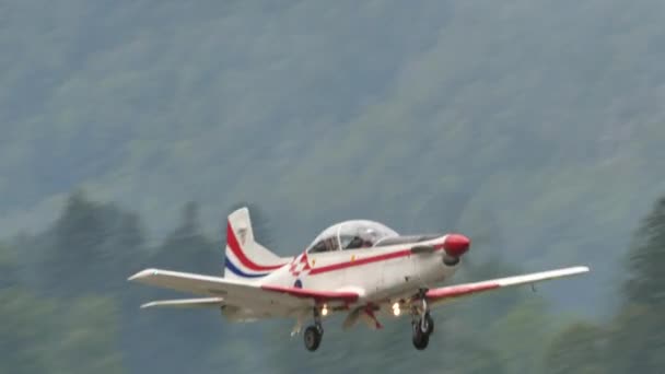 Avion hélice aux couleurs rouge et blanc du drapeau croate décollant — Video