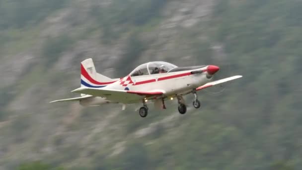 L'avion à turbopropulseurs utilisé pour entraîner les pilotes rétracte le train d'atterrissage après le décollage — Video