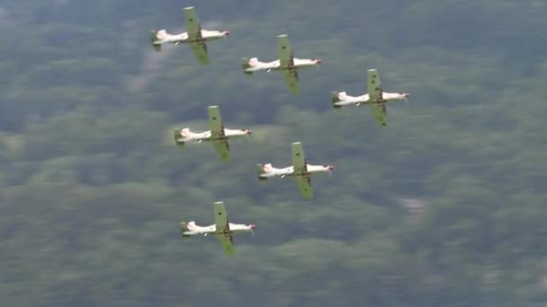 Förtroende och träning är avgörande för att flyga i formation nära bergen — Stockvideo