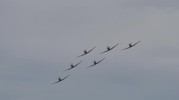 La formation de six aéronefs en vol est un exemple de formation et de confiance mutuelle. — Video