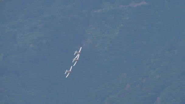 Bildande av tre militära turbopropflygplan under flygning nära berg — Stockvideo