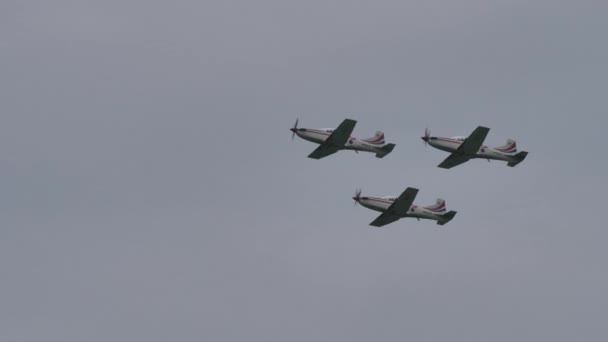 Tre militära turbopropflygplan i vita och röda färger på den kroatiska flaggan — Stockvideo