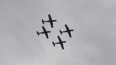 Dört pervaneli uçak kusursuz ve senkronize bir namlu dönüşü gerçekleştiriyor.