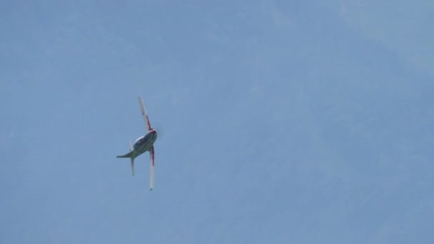 涡轮螺旋桨航空军用飞机背靠背地飞行四点 — 图库视频影像